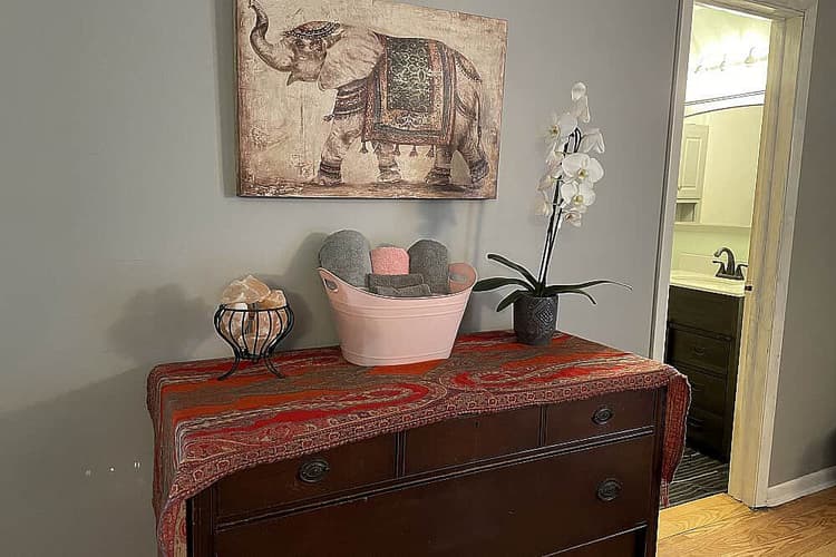 Elephant Room: Top Bunk